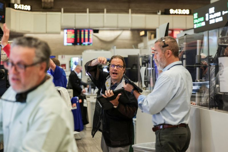 Des traders travaillent sur le parquet de la Bourse de New York