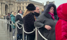 Au Louvre, les touristes réagissent à la hausse des prix pour les visiteurs hors-UE