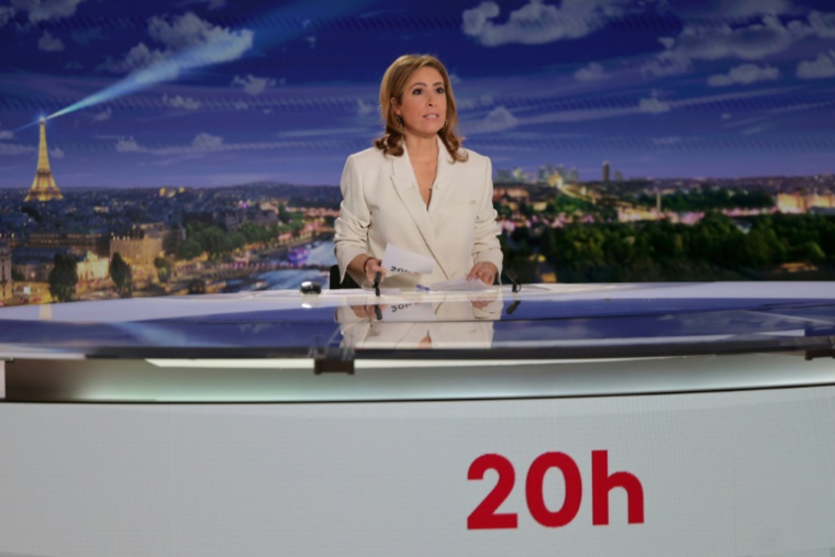 La journaliste Léa Salamé sur le plateau du JT de 20H sur la chaîne France 2, le 16 mars 2026 à Paris ( AFP / Ludovic MARIN )
