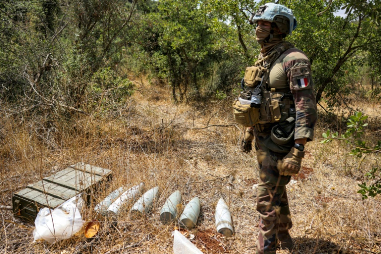 Un Casque bleu de la Force intérimaire des Nations unies au Liban (Finul) se tient près de munitions dans un secteur tenu auparavant par le mouvement pro-iranien Hezbollah, dans la vallée de Khraibeh à el-Meri, dans le sud du Liban, le 27 août 2025 ( AFP / ANWAR AMRO )