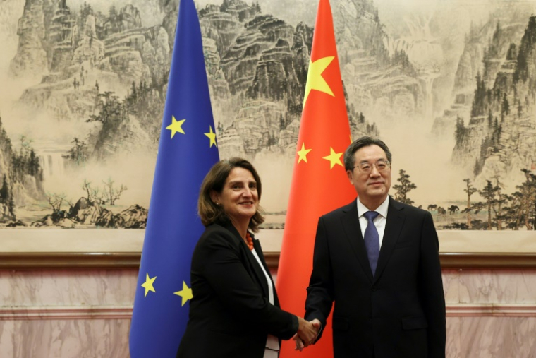 Teresa Ribera, vice-présidente exécutive de la Commission européenne, chargée de la transition écologique et de la concurrence, avec le vice-Premier ministre chinois Ding Xuexiang à Pékin, le 14 juillet 2025 ( POOL / FLORENCE LO )