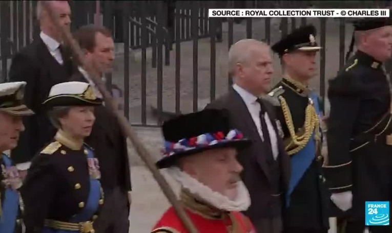 Un an sans Elizabeth II : le Royaume-Uni commémore dans la retenue la fin d'une ère