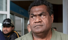 Christian Tein quitte l'aéroport de Nouméa-La Tontouta, le 4 décembre 2025 ( AFP / Delphine MAYEUR )