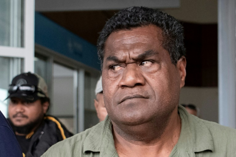 Christian Tein quitte l'aéroport de Nouméa-La Tontouta, le 4 décembre 2025 ( AFP / Delphine MAYEUR )