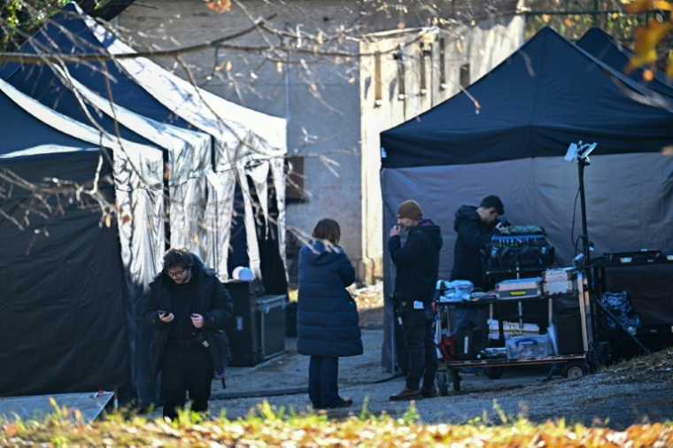 Une équipe de tournage travaille sur le plateau d'un film d'horreur dans un ancien hôpital psychiatrique de Budapest, le 7 novembre 2025 en Hongrie ( AFP / Attila KISBENEDEK )