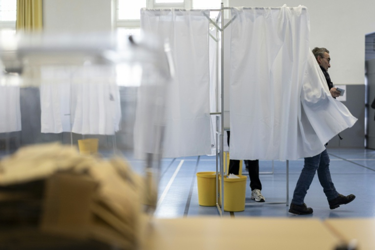 Un homme quitte l'isoloir après avoir voté au second tour des élections municipales, le 22 mars 2026 à Strasbourg  ( AFP / ROMEO BOETZLE )