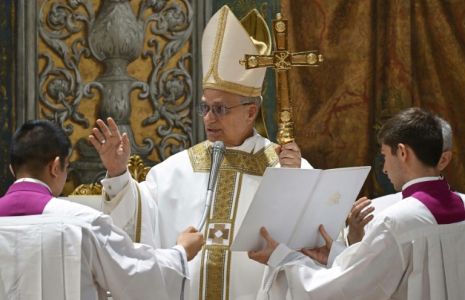 Photo prise et diffusée le 9 mai 2025 par les médias du Vatican montrant le pape Léon XIV lors d'une messe avec les cardinaux dans la chapelle Sixtine au Vatican ( VATICAN MEDIA / Handout )