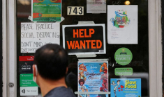 Offres d'emploi affichées dans des commerces à Cambridge