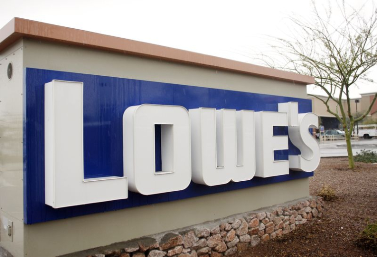 Une enseigne du magasin Lowe's est visible à Scottsdale