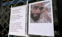 Un portrait et un appel à une marche blanche en hommage au Tunisien Hichem Miraoui sur la devanture du salon de coiffure où il travaillait, le 3 juin 2025 à Puget-sur-Argens, dans le Var ( AFP / Viken KANTARCI )