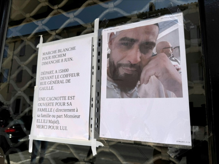 Un portrait et un appel à une marche blanche en hommage au Tunisien Hichem Miraoui sur la devanture du salon de coiffure où il travaillait, le 3 juin 2025 à Puget-sur-Argens, dans le Var ( AFP / Viken KANTARCI )