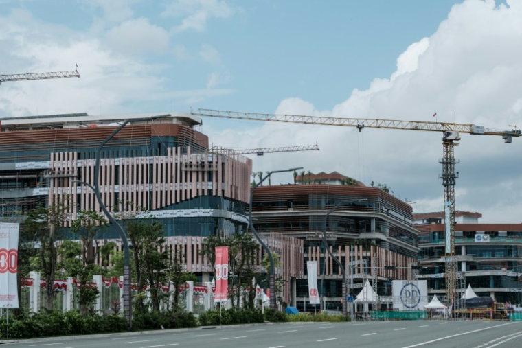 Des immeubles en cours de constructin à Ibu Kota Nusantara (IKN), la nouvelle capitale prévue de l'Indonésie, le 14 août 2025 ( AFP / YASUYOSHI CHIBA )