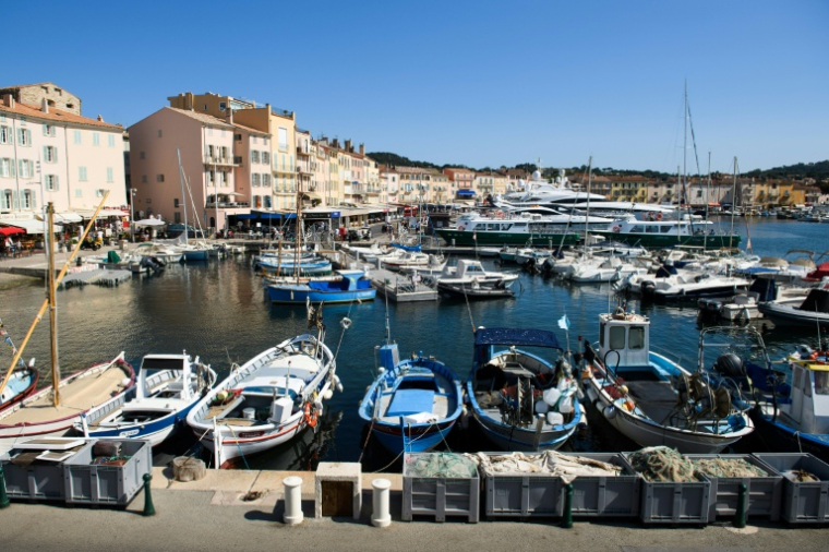 Le vieux port de Saint-Tropez, le 10 juillet 2021 dans le Var ( AFP / CLEMENT MAHOUDEAU )