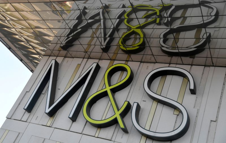 Le logo de Marks & Spencer à Londres