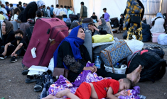 Des Afghans à leur arrivée au poste-frontière d'Islam Qala, à la suite de leur expulsion d'Iran, le 28 juin 2025 ( AFP / Wakil Kohsar )