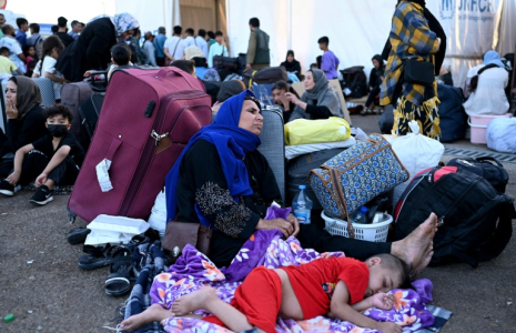 Des Afghans à leur arrivée au poste-frontière d'Islam Qala, à la suite de leur expulsion d'Iran, le 28 juin 2025 ( AFP / Wakil Kohsar )