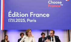La ministre des Comptes publics, Amélie de Montchalin (g) au côté du Premeir ministre Sébastien Lecornu, à la tribune du sommet "Choose France", à la Maison de la Chimie à Paris, le 17 novembre 2025 ( POOL / Thomas SAMSON )