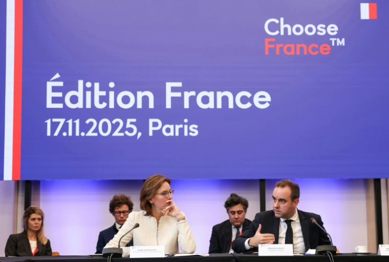 La ministre des Comptes publics, Amélie de Montchalin (g) au côté du Premeir ministre Sébastien Lecornu, à la tribune du sommet "Choose France", à la Maison de la Chimie à Paris, le 17 novembre 2025 ( POOL / Thomas SAMSON )