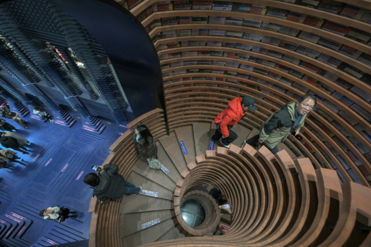 Des clients dans une librairie de Tianjin, dans le nord de la Chine, 9 décembre 2025  ( AFP / Adek BERRY )