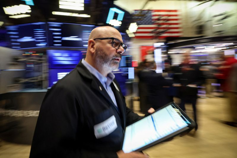 Les traders travaillent sur le parquet de la Bourse de New York (NYSE)