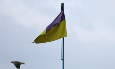 Un drapeau ukrainien flotte sur la ligne de front de Bakhmut et Chasiv Yar