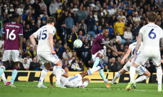 Leeds se rapproche du maintien en trollant Burnley
