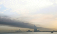 De la fumée au-dessus de Dubaï, le 13 mars 2026 aux Emirats arabes unis ( AFP / - )