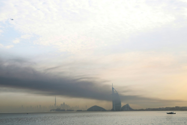 De la fumée au-dessus de Dubaï, le 13 mars 2026 aux Emirats arabes unis ( AFP / - )