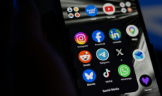 La Malaisie va obliger les principaux réseaux sociaux à vérifier l'âge des utilisateurs et interdire aux moins de 16 ans de créer des comptes, en vertu de nouvelles règles entrées en vigueur lundi ( AFP / Martin LELIEVRE )