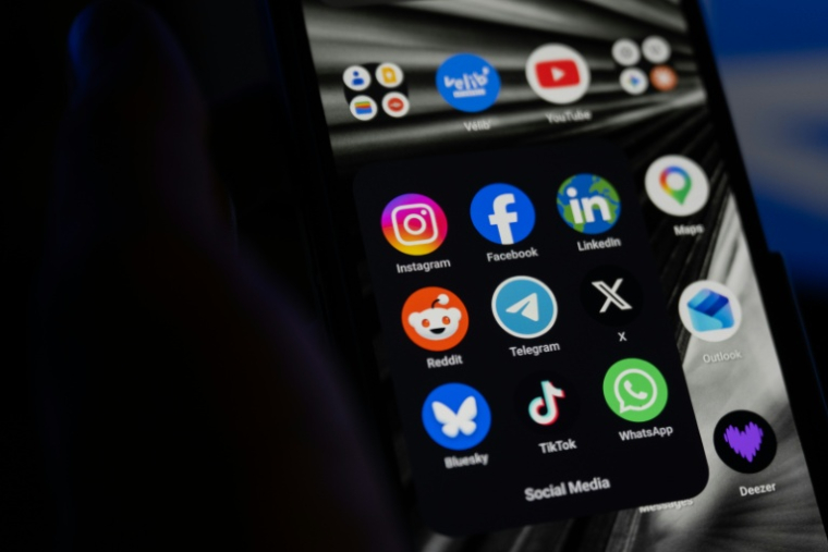 La Malaisie va obliger les principaux réseaux sociaux à vérifier l'âge des utilisateurs et interdire aux moins de 16 ans de créer des comptes, en vertu de nouvelles règles entrées en vigueur lundi ( AFP / Martin LELIEVRE )