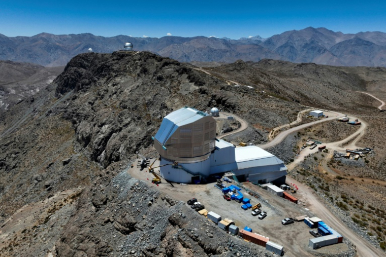 Vue aérienne de l'observatoire Vera C. Rubin situé sur la colline Pachon, dans la région de Coquimbo, au Chili, le 24 janvier 2024 ( AFP / Javier TORRES )