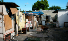 Des habitations de fortune après l'opération d'évacuation et de démantèlement du bidonville de Stains en Seine-Saint-Denis, le 1er juillet 2026 ( AFP / Dimitar DILKOFF )