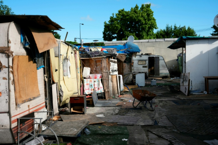 Des habitations de fortune après l'opération d'évacuation et de démantèlement du bidonville de Stains en Seine-Saint-Denis, le 1er juillet 2026 ( AFP / Dimitar DILKOFF )