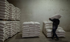 Un ouvrier travaillant pour l'Union des coopératives agricoles sur l'île de Naxos, en Grèce