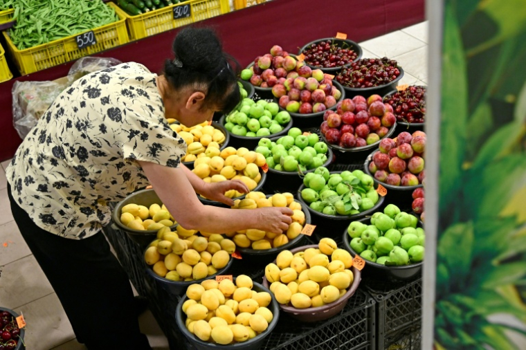 Une femme achète des abricots à Erevan, le 4 juillet 2026. ( AFP / KAREN MINASYAN )