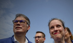 Olivier Faure et Lucie Castets à La Chapelle-Saint-Mesmin, le 31 juillet 2024. ( POOL / GUILLAUME SOUVANT )
