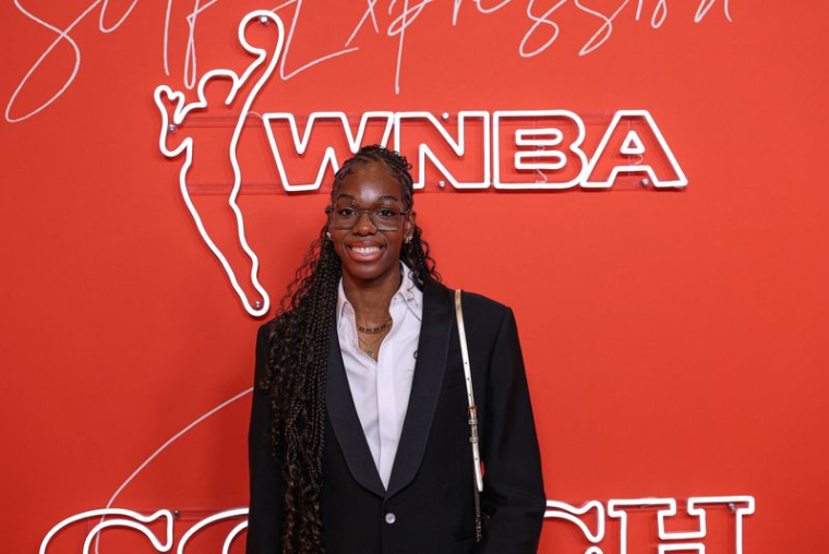 Dominique Malonga sur le tapis orange avant le 2025 WNBA Draft