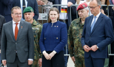 Le chancelier allemand Friedrich Merz (à droite), et son ministre de la Défense Boris Pistorius (à gauche), aux côtés de la ministre de la Défense de la Lituanie Dovile Sakaliene à Vilnius, le 22 mai 2025. ( AFP / Petras Malukas )