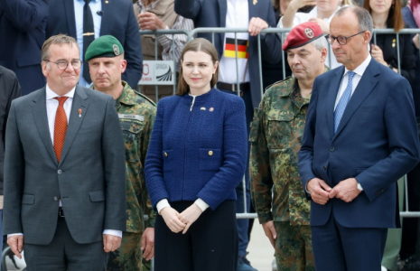 Le chancelier allemand Friedrich Merz (à droite), et son ministre de la Défense Boris Pistorius (à gauche), aux côtés de la ministre de la Défense de la Lituanie Dovile Sakaliene à Vilnius, le 22 mai 2025. ( AFP / Petras Malukas )