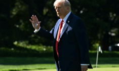 Le président américain Donald Trump sur la pelouse sud de la Maison Blanche avant de monter à bord de Marine One, le 10 octobre 2025 à Washington ( AFP / SAUL LOEB )