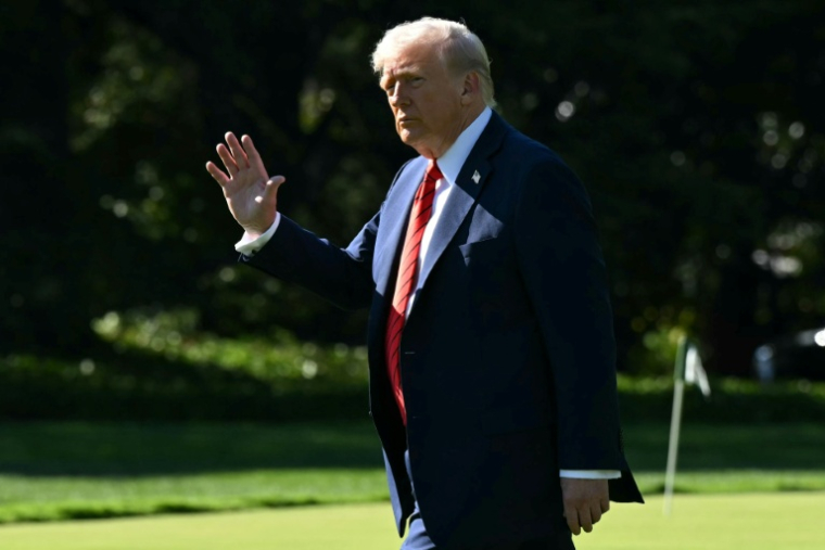 Le président américain Donald Trump sur la pelouse sud de la Maison Blanche avant de monter à bord de Marine One, le 10 octobre 2025 à Washington ( AFP / SAUL LOEB )