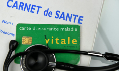 Selon Gabriel Attal, 2,3 millions de cartes Vitale en surnombre ont été désactivées en cinq ans (illustration) ( AFP / FRANCK FIFE )