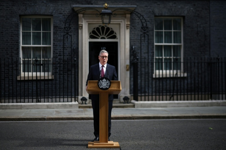Le Premier ministre britannique Keir Starmer annonce sa démission devant le 10 Downing Street, le 22 juin 2026 à Londres ( AFP / Henry Nicholls )