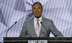 Le commissaire adjoint de la NBA, Mark Tatum