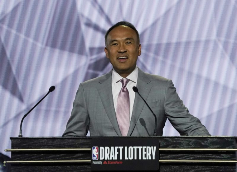 Le commissaire adjoint de la NBA, Mark Tatum