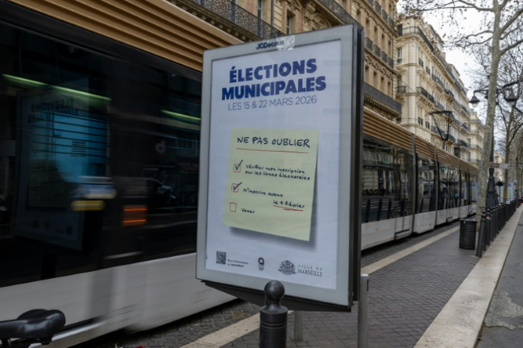 Un panneau à Marseille pour inciter les habitants à aller voter à l'occasion des élections municipales, le 19 janvier 2026 ( AFP / MIGUEL MEDINA )