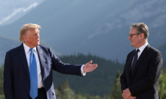 Le président américain Donald Trump (à gauche) et le Premier ministre britannique Keir Starmer le 16 juin 2025 à Kananaskis, au Canada ( POOL / Suzanne Plunkett )