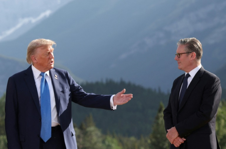 Le président américain Donald Trump (à gauche) et le Premier ministre britannique Keir Starmer le 16 juin 2025 à Kananaskis, au Canada ( POOL / Suzanne Plunkett )