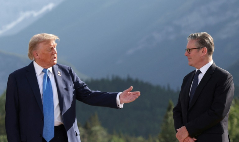 Le président américain Donald Trump (à gauche) et le Premier ministre britannique Keir Starmer le 16 juin 2025 à Kananaskis, au Canada ( POOL / Suzanne Plunkett )