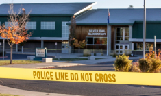Un ruban de police devant l’école primaire Silver Rail, au lendemain d’une fusillade à Bend, dans l’Oregon, le 16 octobre 2026 ( AFP / Payton Bruni )